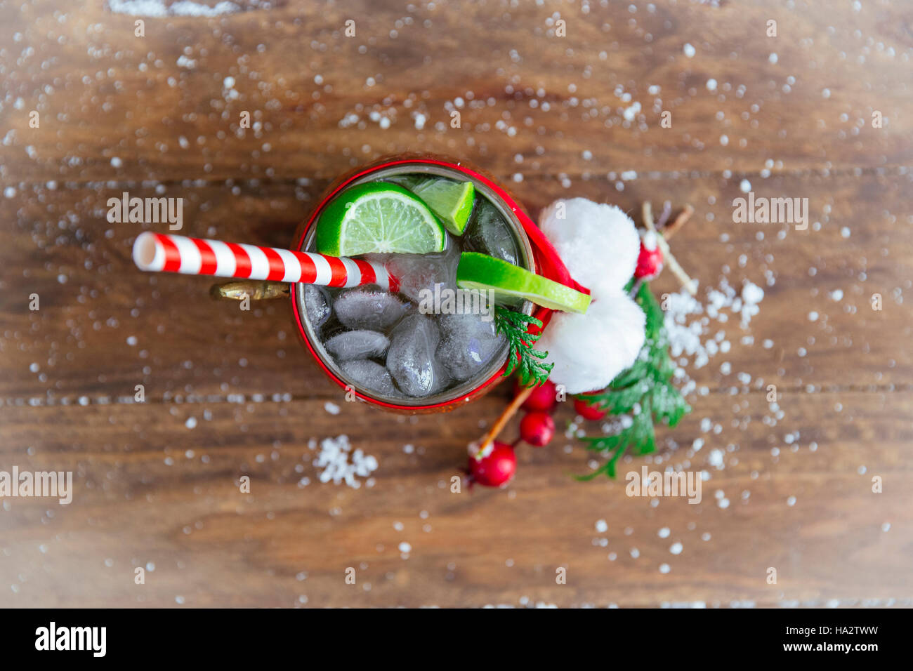 Draufsicht auf einen Moscow Mule Christmas cocktail Stockfoto