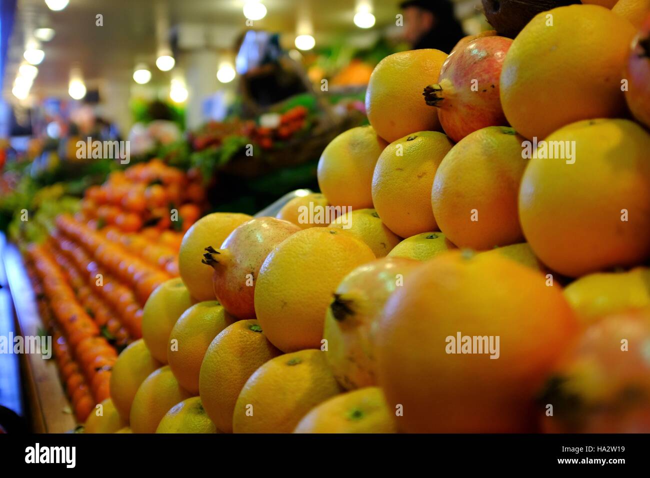 Orangen und Granatäpfel Stockfoto