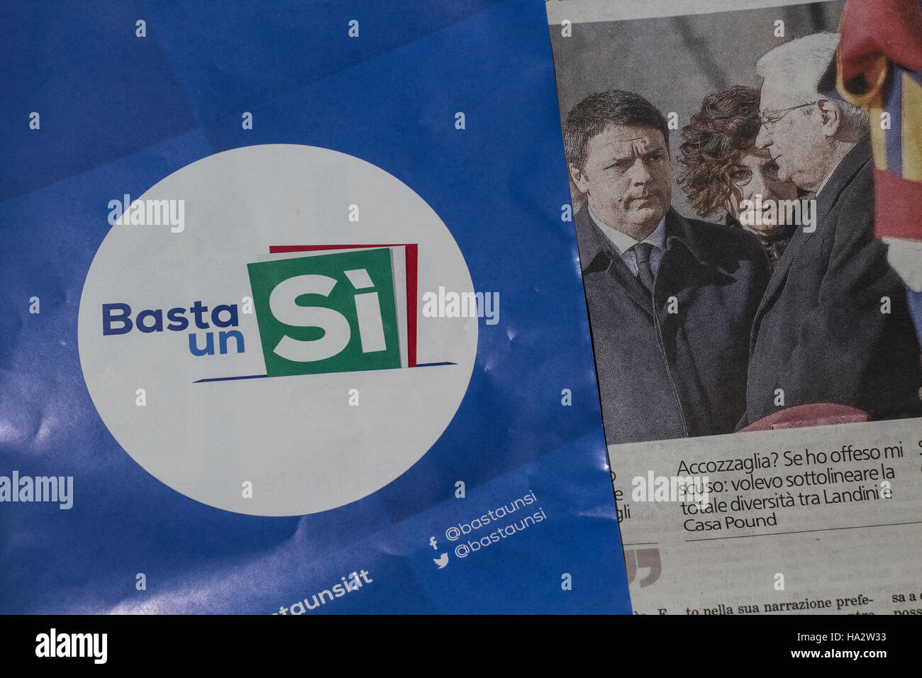 Italienische Zeitungen und Flyer auf dem italienischen Verfassungsreferendum des 4. Dezember 2016 Stockfoto