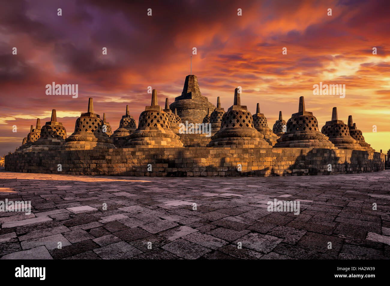 Sonnenaufgang am Borobudur, Magelang, Java, Indonesien Stockfoto