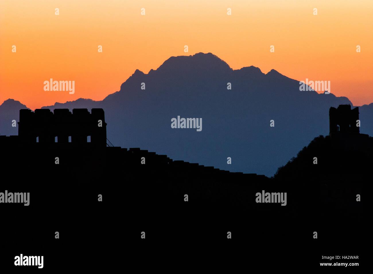 Sonnenuntergang über einen Abschnitt von The Great Wall Of China in der Nähe von Jinshanling. Stockfoto