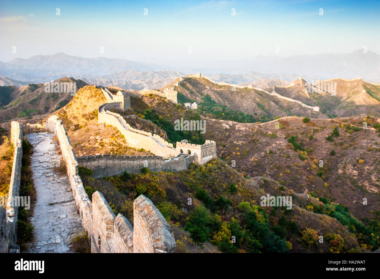 Der Jinshanling-Abschnitt von der Great Wall Of China bei Sonnenaufgang. Stockfoto