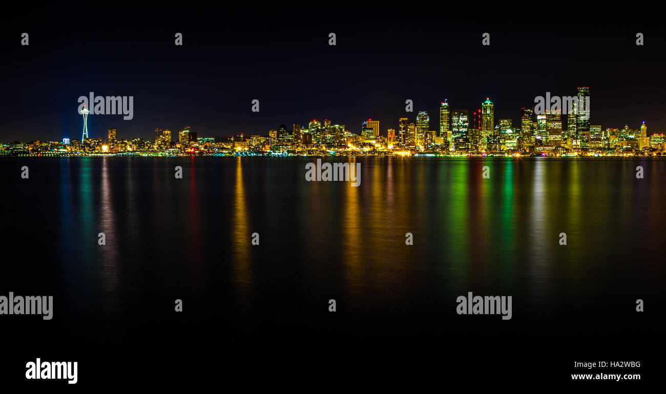 Die Seattle Skyline bei Nacht von Alki gesehen. Eine Langzeitbelichtung kann Puget Sound genießen Sie die Farben der Stadt in der Nacht. Stockfoto