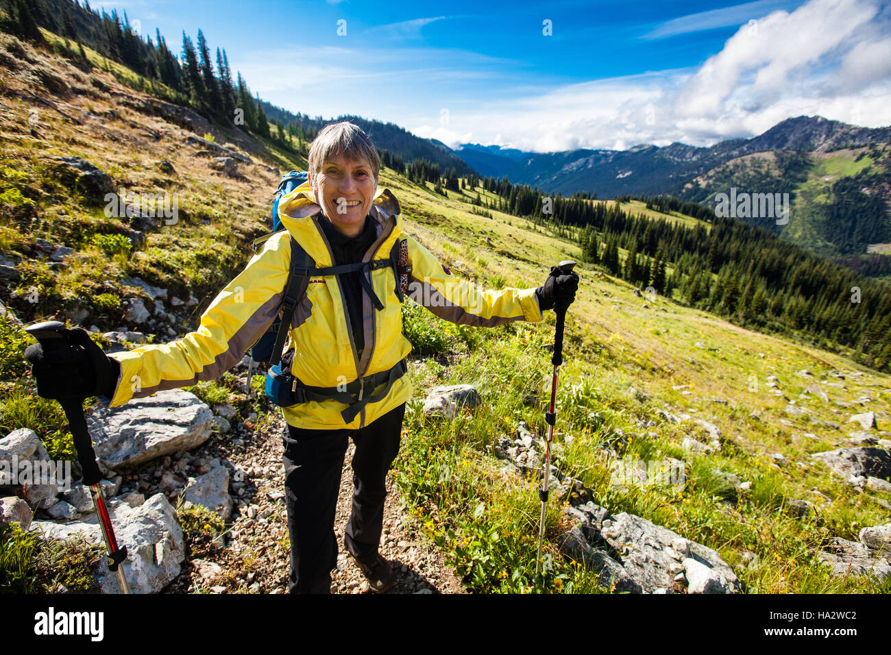 Eine ältere Frau, Wandern in den Bergen von Washington State. Stockfoto