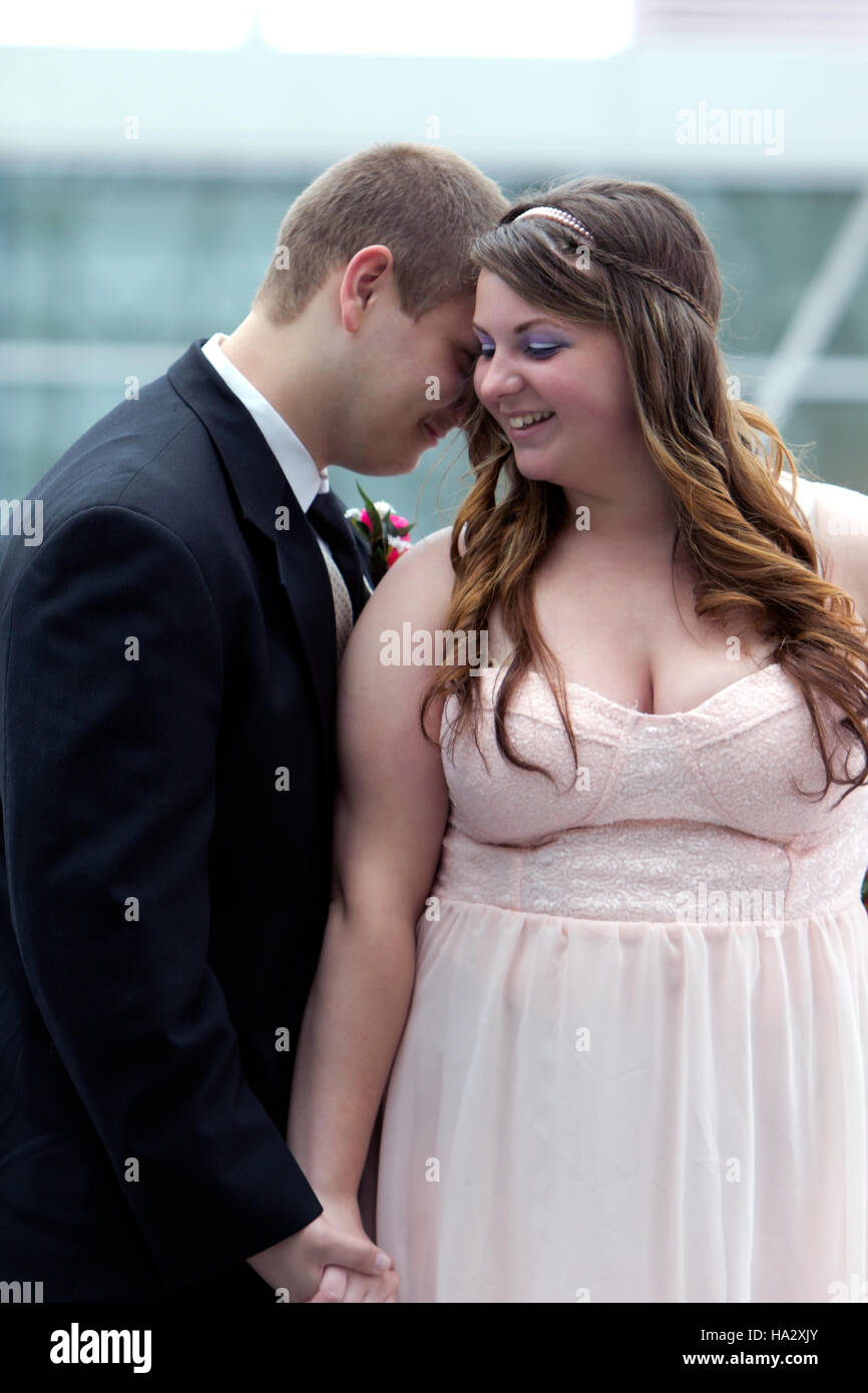 Junges Paar treffen für Abschlussball. Stockfoto