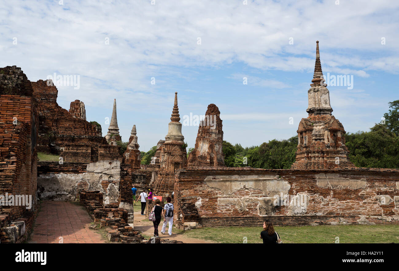 Besucher der Tempelanlage Wat Mhathat in Ayutthaya, Zentralthailand Stockfoto