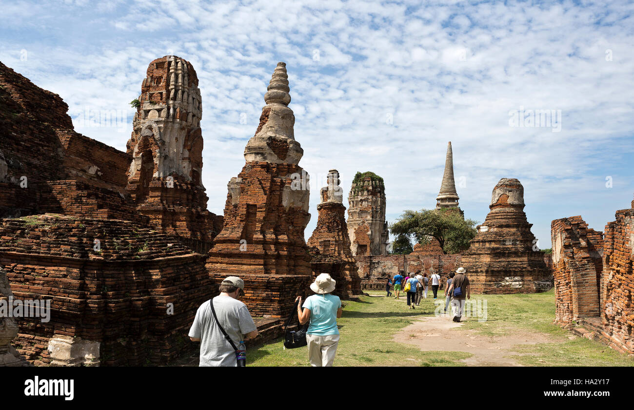 Besucher der Tempelanlage Wat Mahathat in Ayutthaya, Zentralthailand Stockfoto