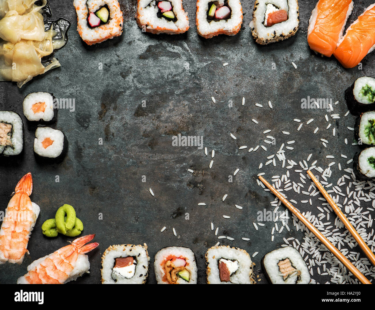 Sushi-Rollen, Maki, Nigiri, Lachs, Wasabi, Garnelen, Thunfisch, Tofu, Reis, Avocado, eingelegten Ingwer. Japanisches Essen Hintergrund. Vintage getönten Bild Stockfoto