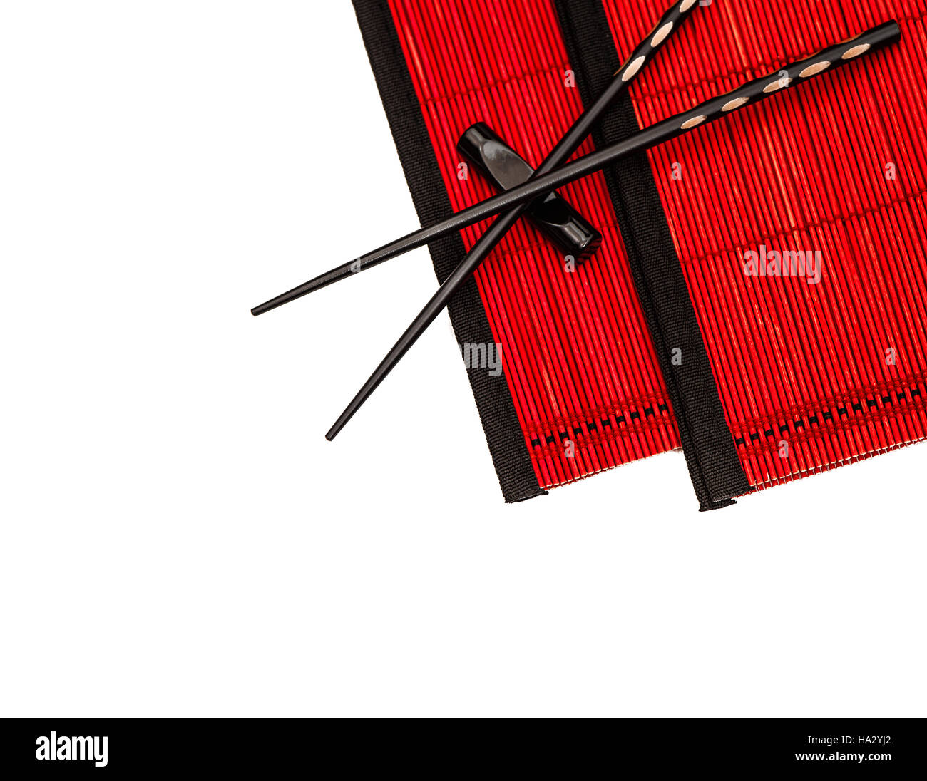 Asiatische chinesische Japanische Essstäbchen auf roten Bambusmatte. Tabelle-Gedeck Stockfoto