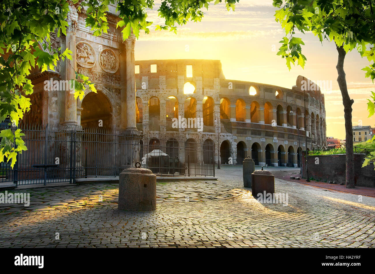 Weg zum Kolosseum in ruhiger sonniger Morgen Stockfoto