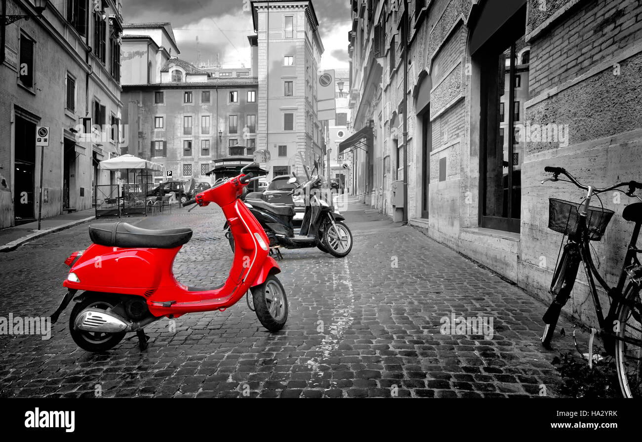 Rom, Italien - 18. Juni 2016. Kleine rote Motorrad auf römischen Straße, Italien Stockfoto