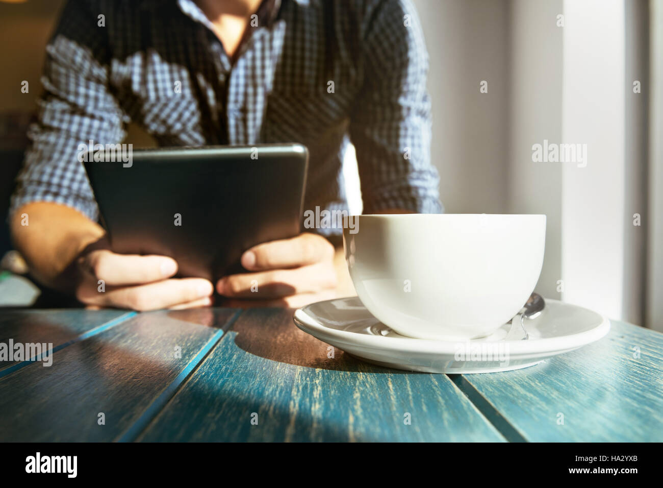 Cafe Kaffee Mann Tablet Computer Closeup Konzept Stockfoto