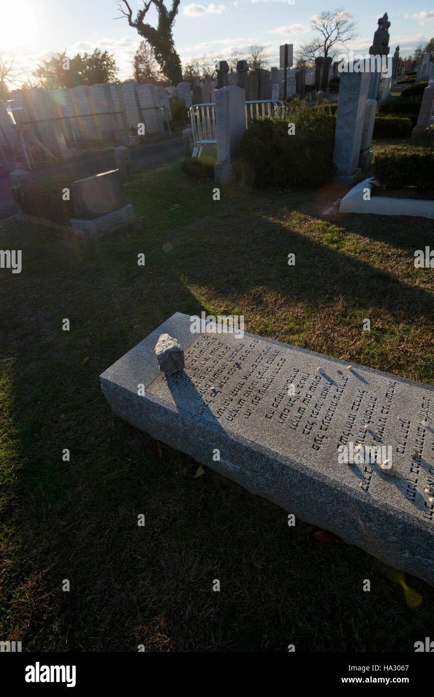 Steinen auf einem jüdischen Grabstein gelegt, wie üblich am Montefiore Friedhof in Cambria Heights, Queens, New York Stockfoto