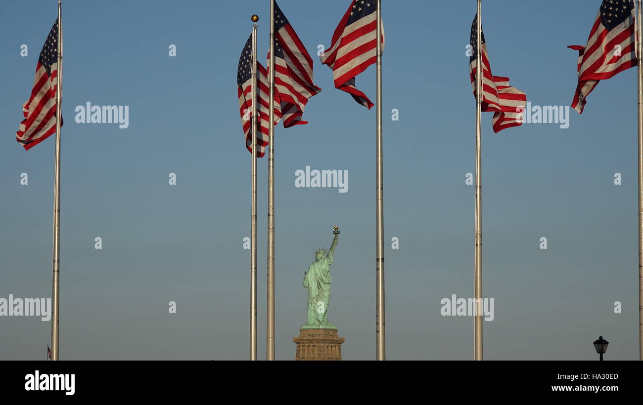 Uns die Fahnen und Statue Of Liberty Stockfoto
