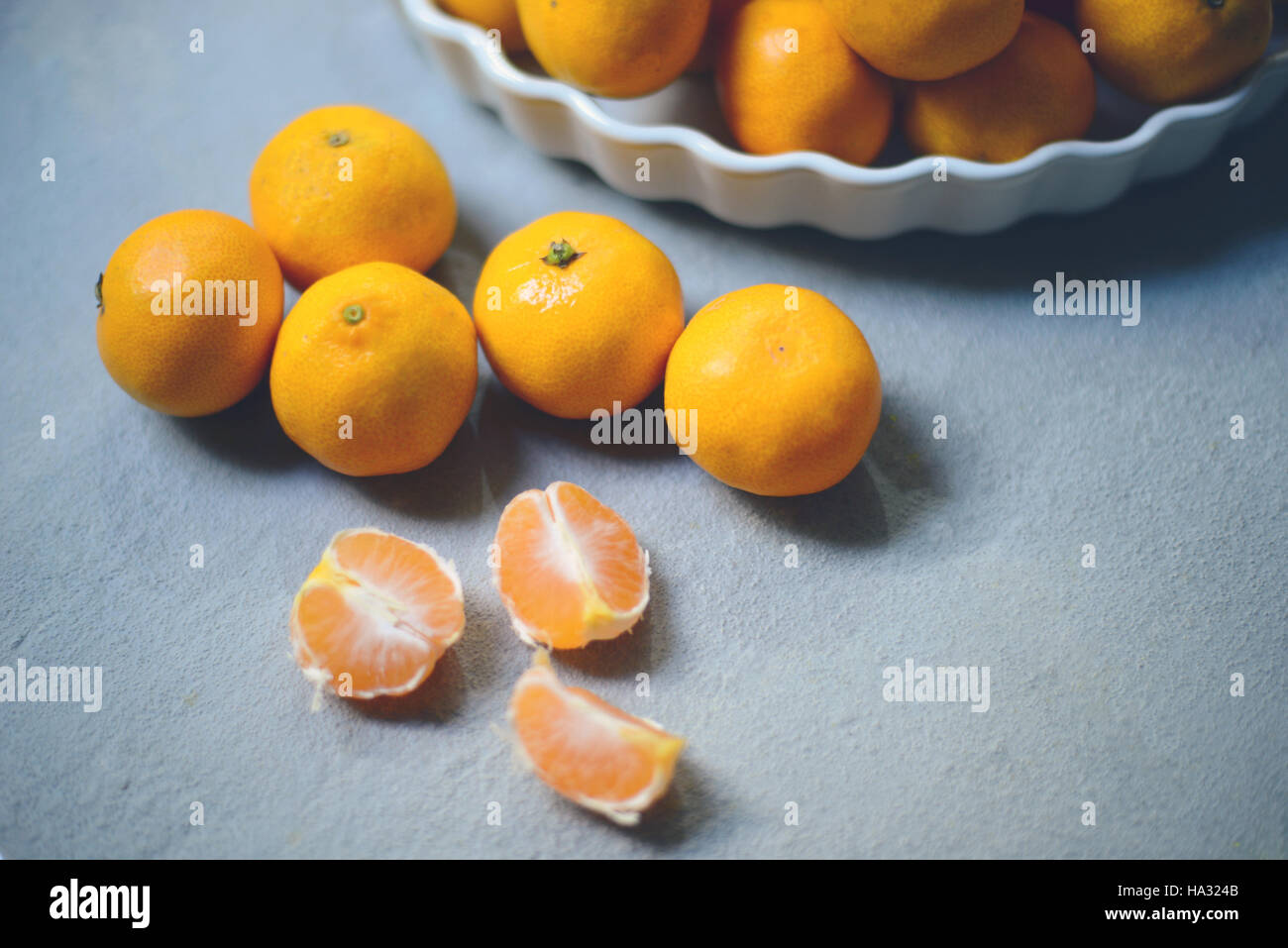 Frische Mandarinen in Vintage Keramikschale - frisches Obst-Hintergrund Stockfoto