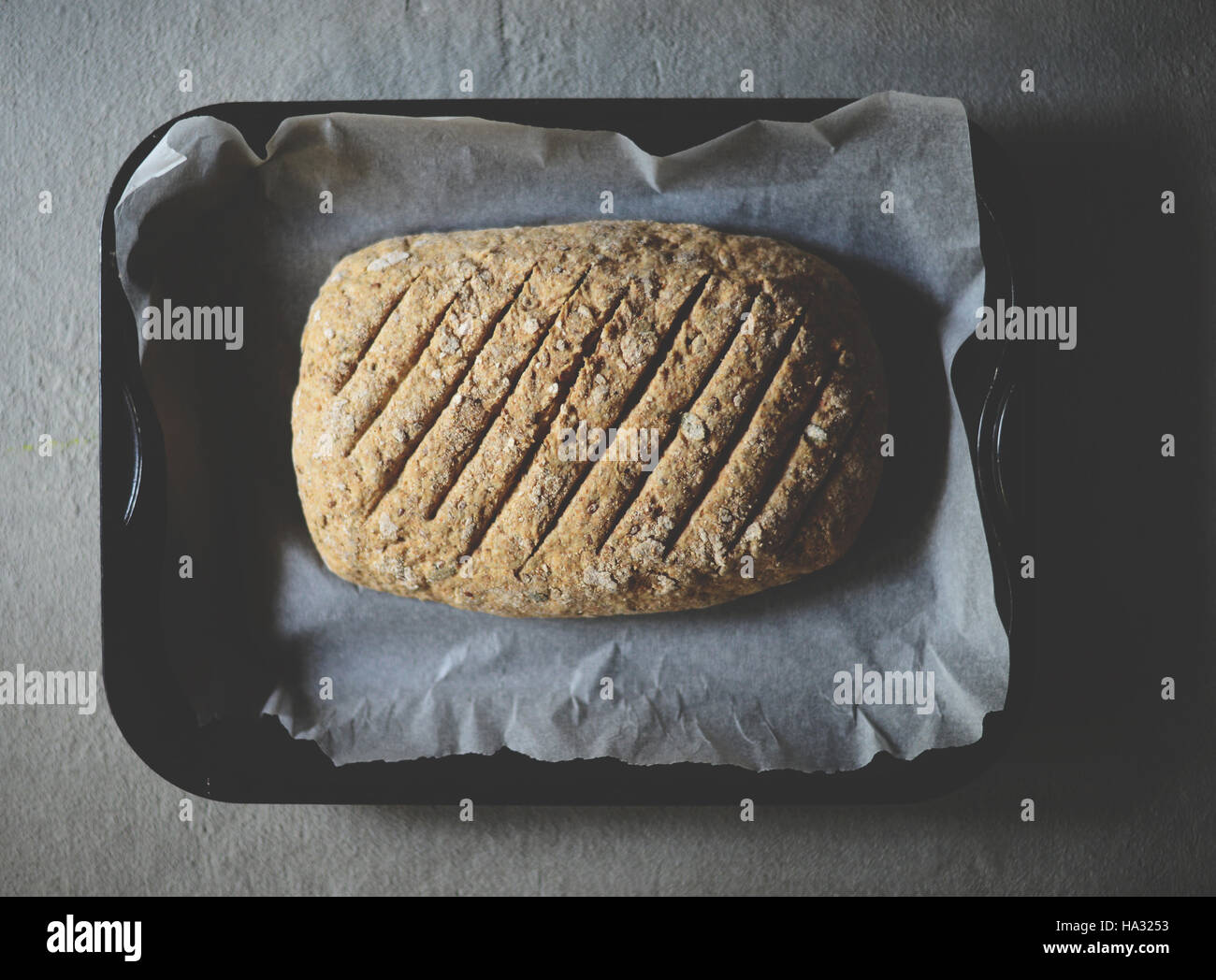 Hausgemachtes Brot Vorbereitung - legen Wohnung frisch zubereiteten Teig Stockfoto