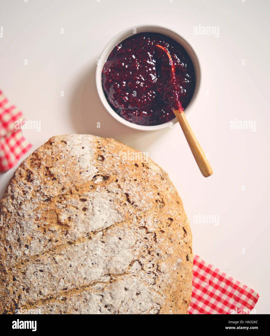 Hausgemachtes Brot mit Himbeermarmelade und Kaffeetasse - flach zu legen Stockfoto