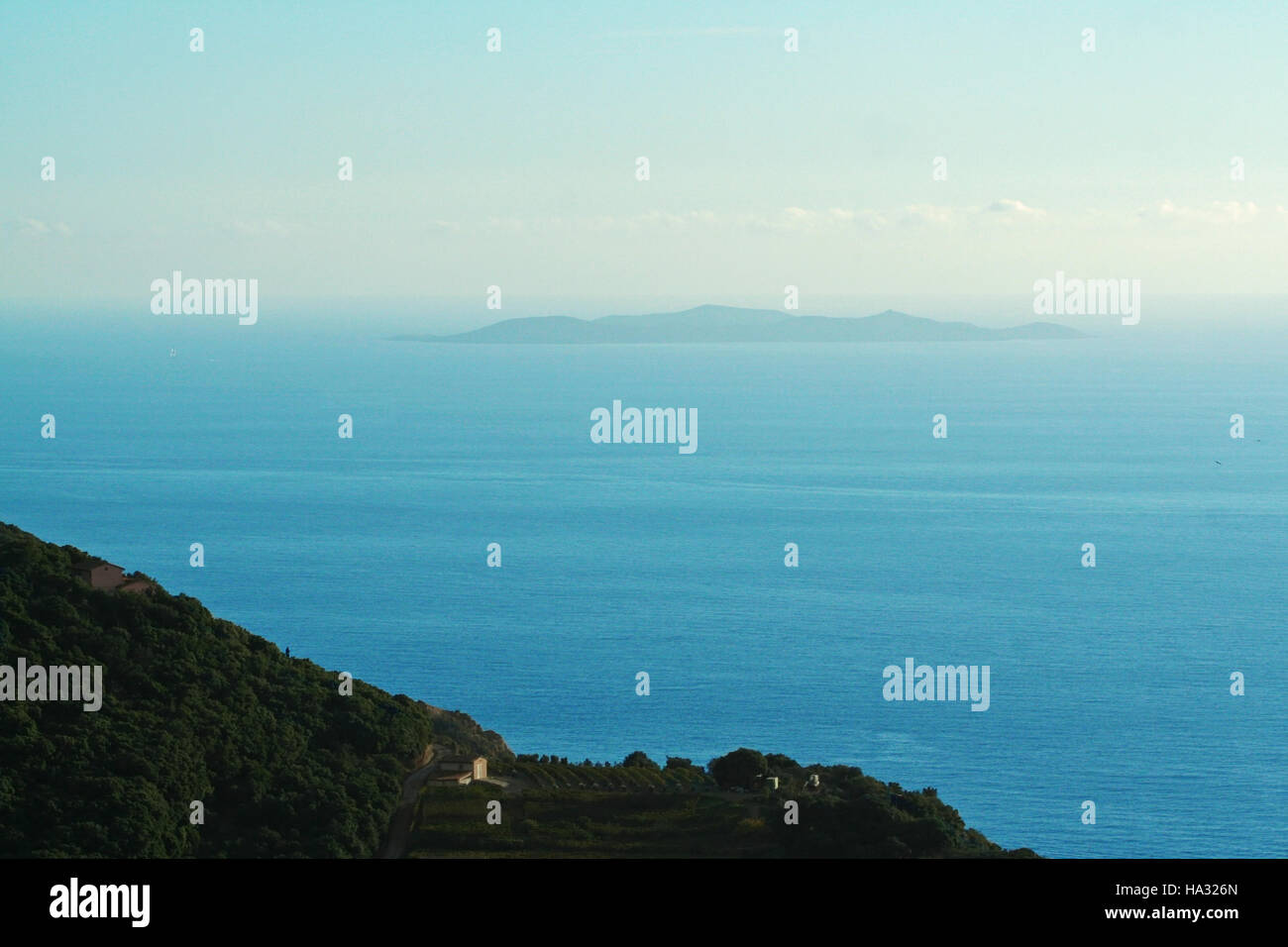 Blick auf die Insel Giglio von Monte Argentario in der Toskana Stockfoto