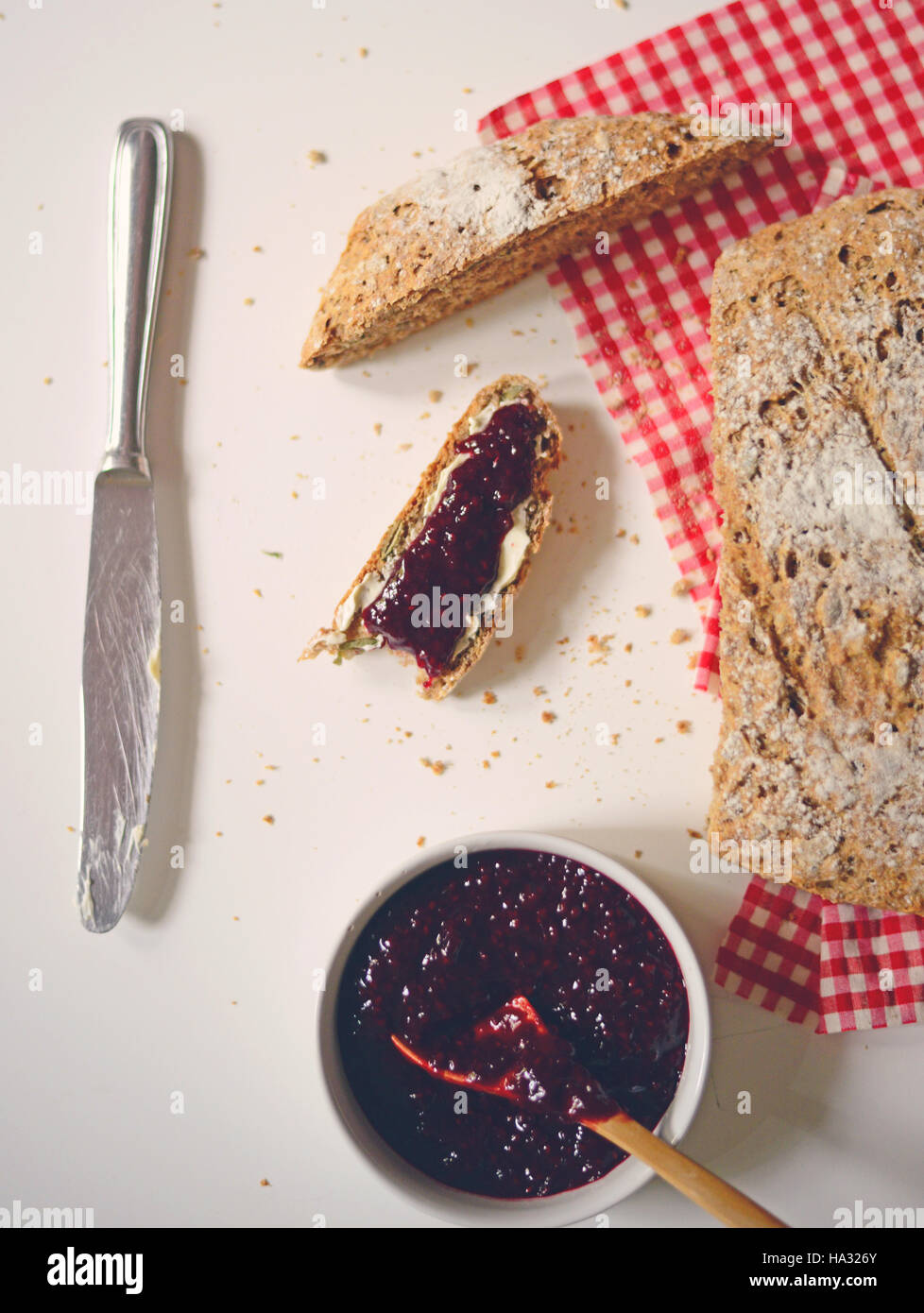 Hausgemachtes Brot mit Himbeermarmelade und Kaffeetasse - flach zu legen Stockfoto