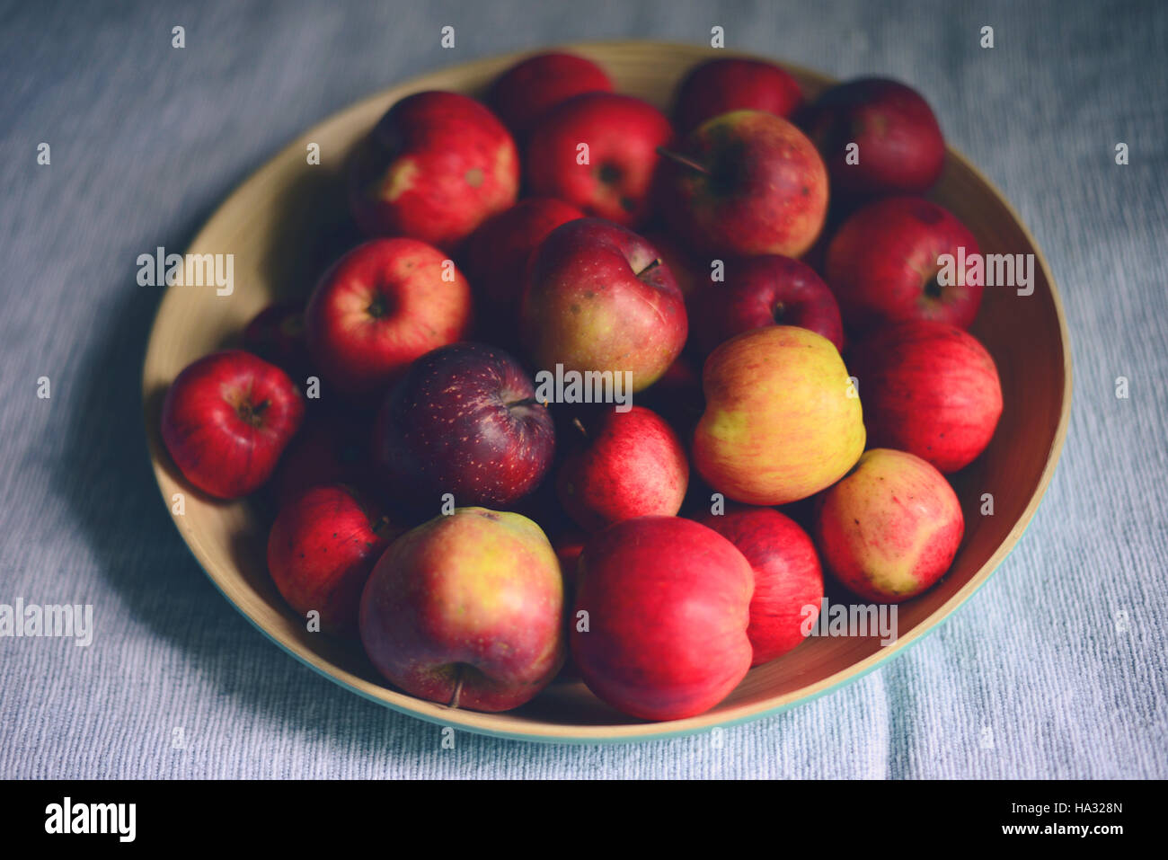 Haufen von frischen Äpfeln in Holzschale im Wohnzimmer - Farm Food Konzept Stockfoto