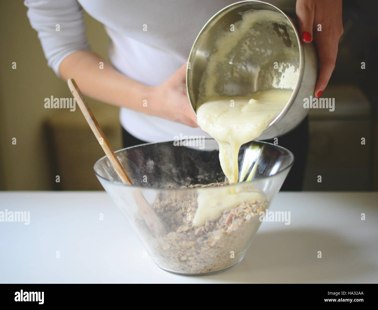 Frau die Hände machen gesunde Kekse - hausgemachte Holliday Cookies Vorbereitung gesetzt Stockfoto