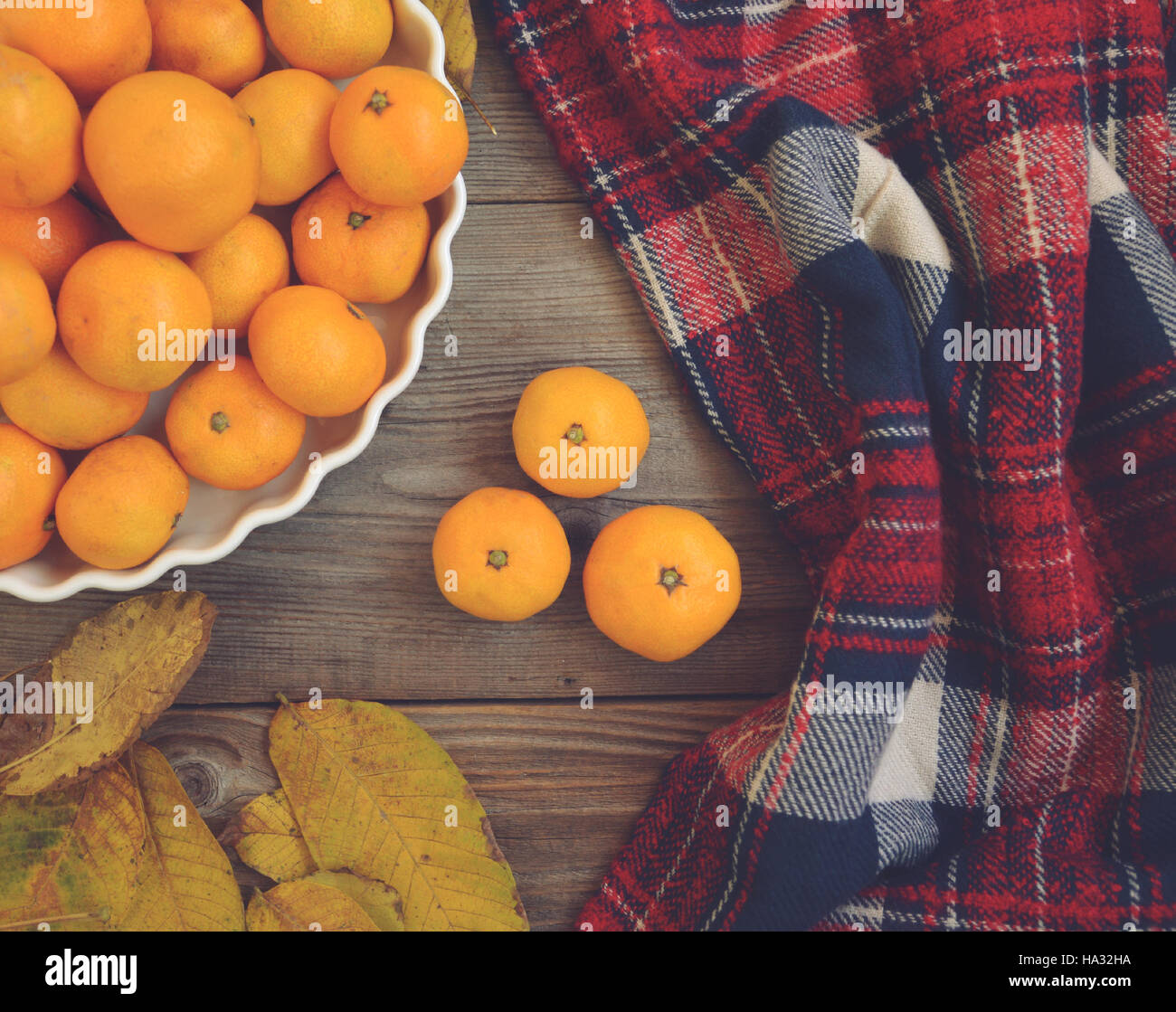 Flache Laien Blick auf frische Mandarinen auf Holztisch und Schüssel - Herbst-Konzept Stockfoto