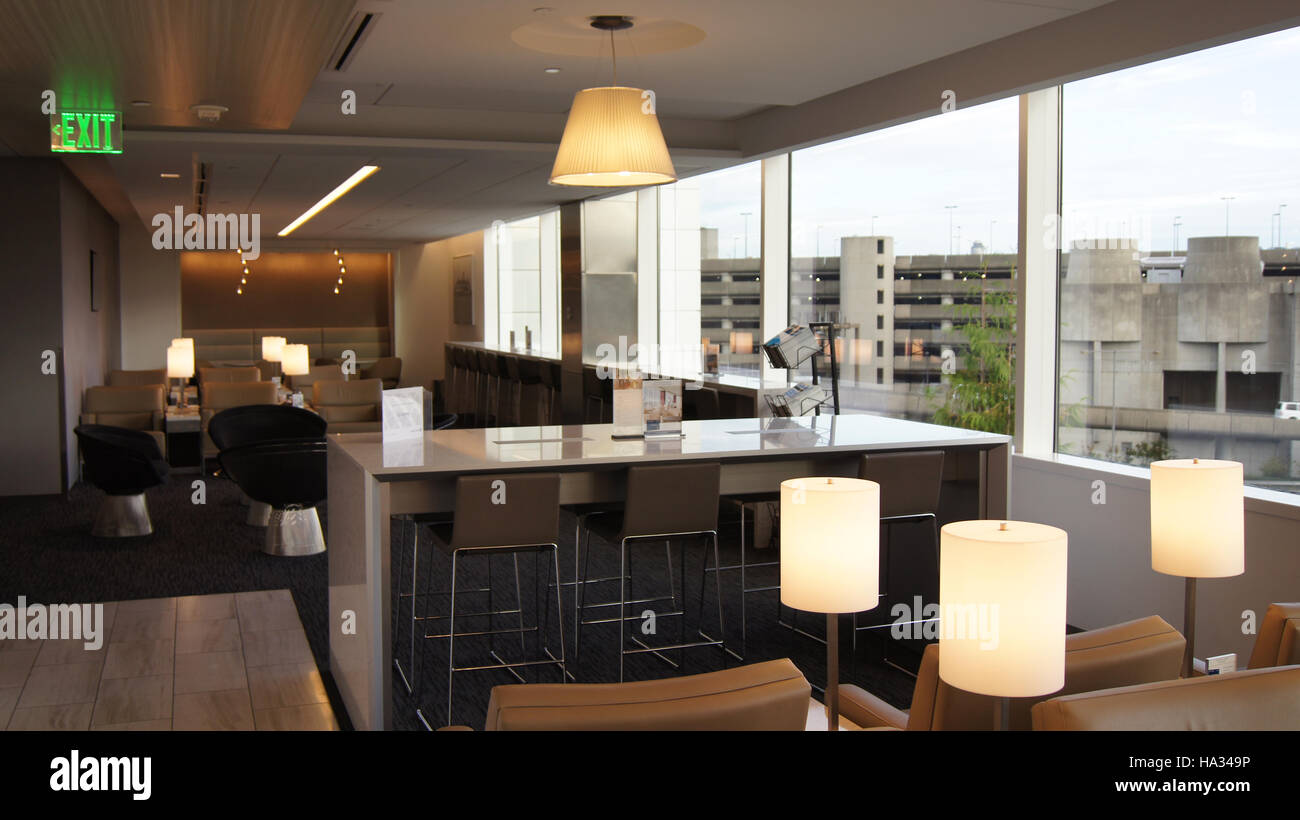 SEATTLE, USA - 4. Oktober 2014: Flughafen Innenraum, Wohnzimmer mit Sitzbereich am SeaTac Stockfoto
