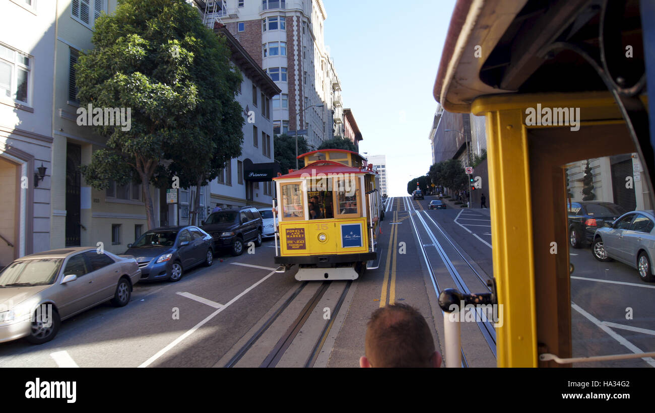 SAN FRANCISCO, USA - 5. Oktober 2014: Reiten ein Cable Car Street, ikonischen Modus des Transportes in Kalifornien Stockfoto