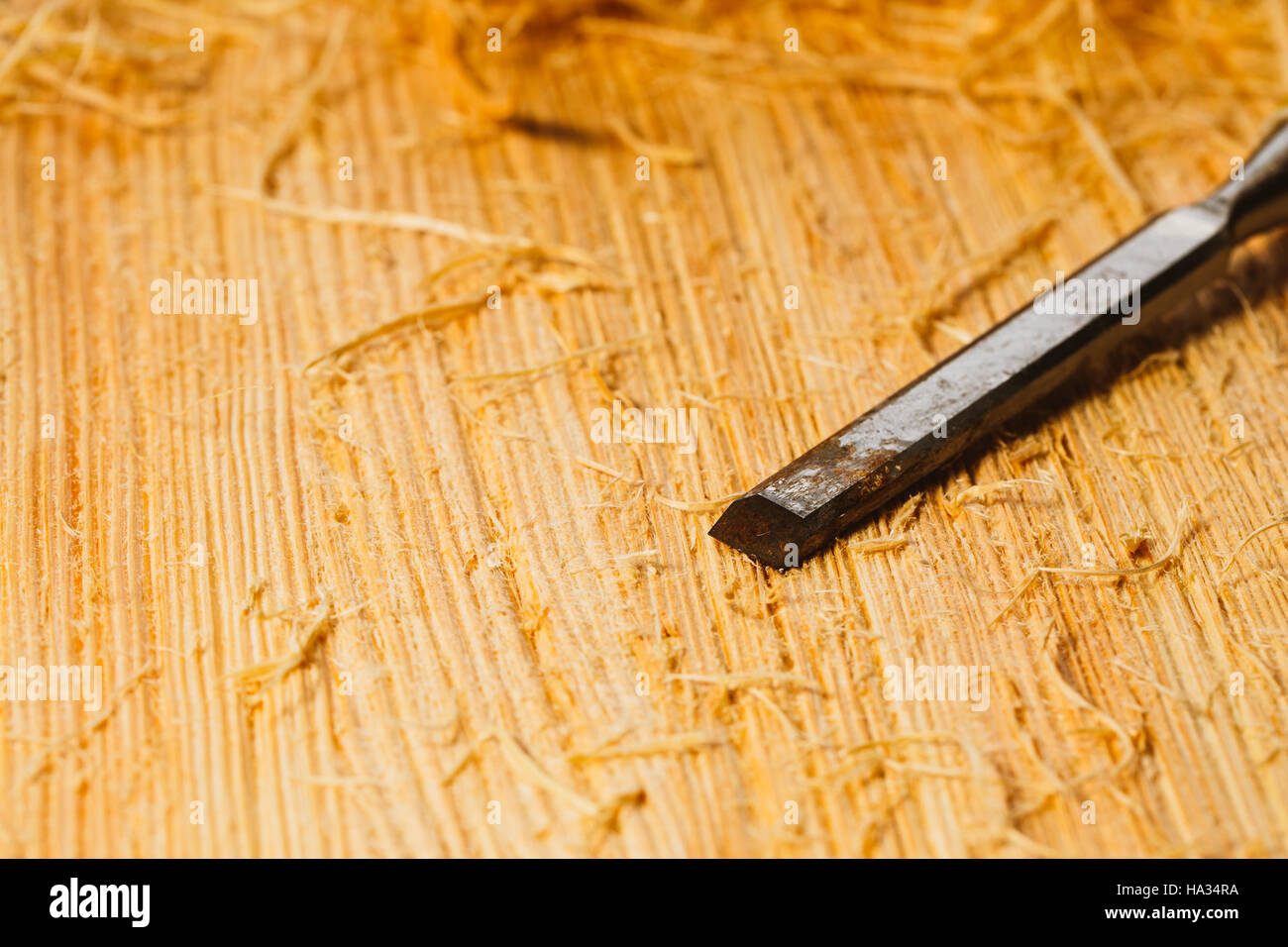 Hackschnitzel und Fräser liegen auf einem Holzbrett Nahaufnahme. Stockfoto