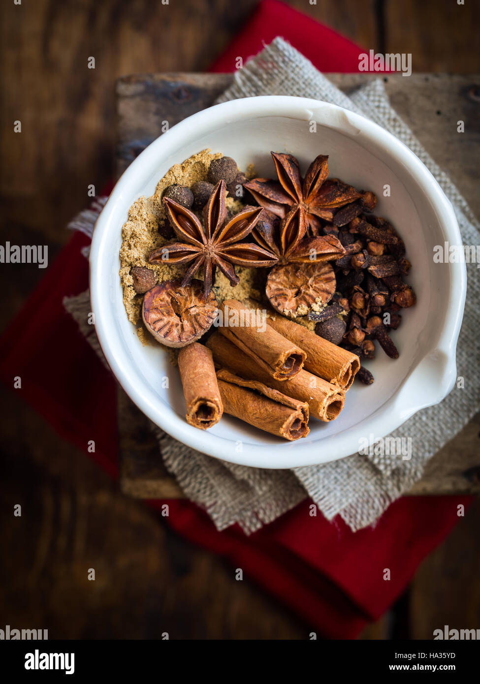 Gewürze für die Herstellung von Lebkuchengewürz mischen platziert in einem Mörser. Blick von oben. Stockfoto