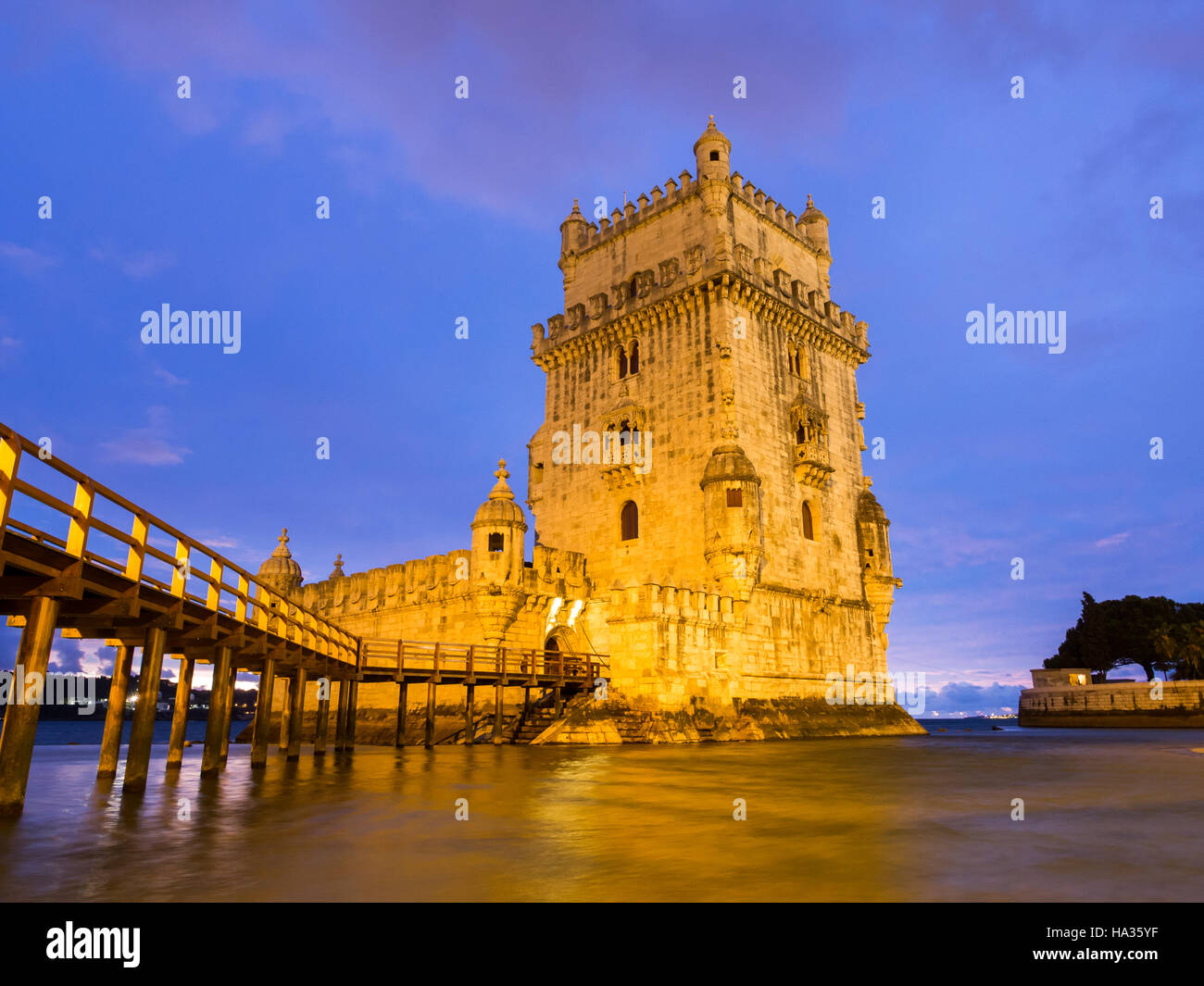 Torre de Belem am Ufer des Tejo in Lissabon, Portugal, in der Nacht