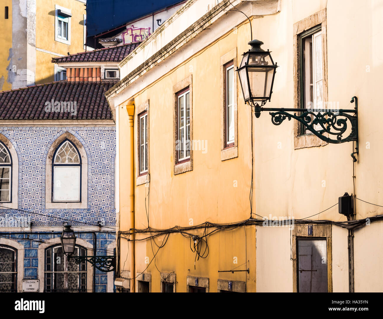 Bunte Architektur auf einer der Straßen der alten Stadt von Lissabon, Portugal. Stockfoto