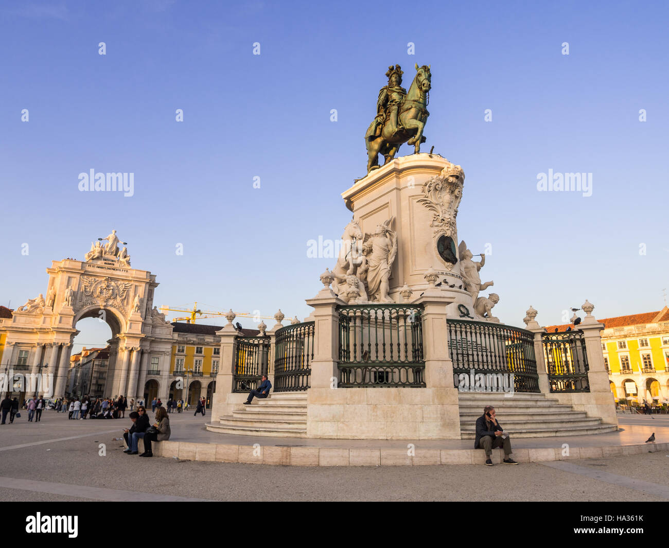 Praça Comercio mit der Statue von König José i. im Zentrum von Lissabon, Portugal, bei Sonnenuntergang. Stockfoto