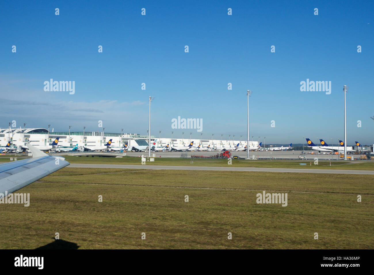 München, Deutschland - 15. Oktober 2016: Flugzeug Rollen zur Startbahn am Flughafen, Ansicht von innen Flugzeug Business Class Stockfoto