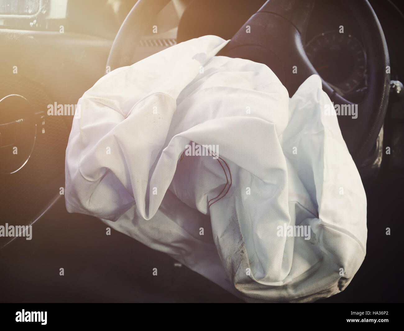 Eine vordere Auto Airbags hat ein Lenkrad aus einem Unfall entlüftet. Verwenden Sie es für ein Konzept Sicherheit oder Versicherung. Stockfoto