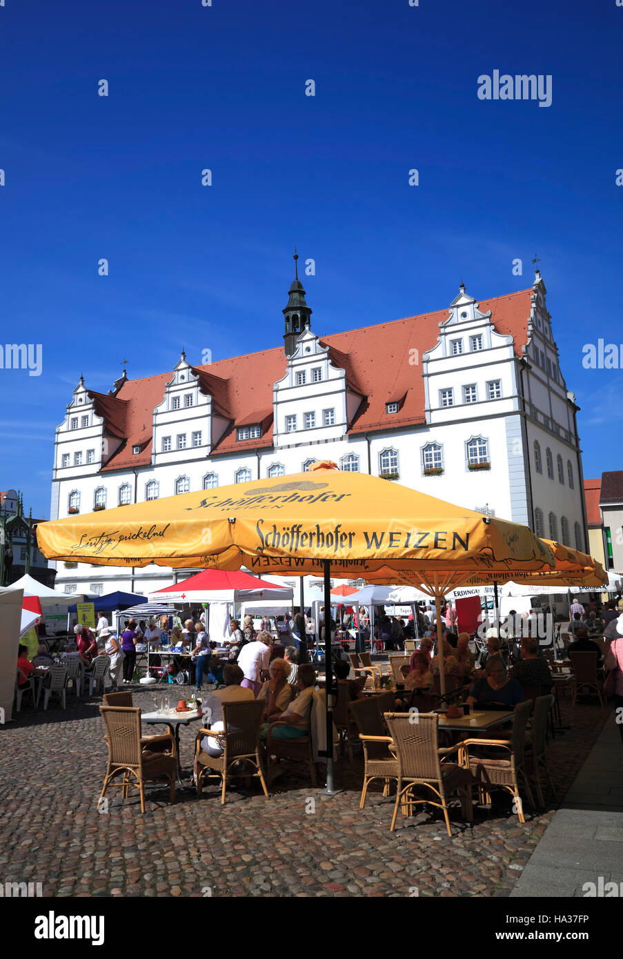 Pavement Cafe am Marktplatz mit Rathaus, Wittenberg / Elbe, Sachsen-Anhalt, Deutschland, Europa Stockfoto