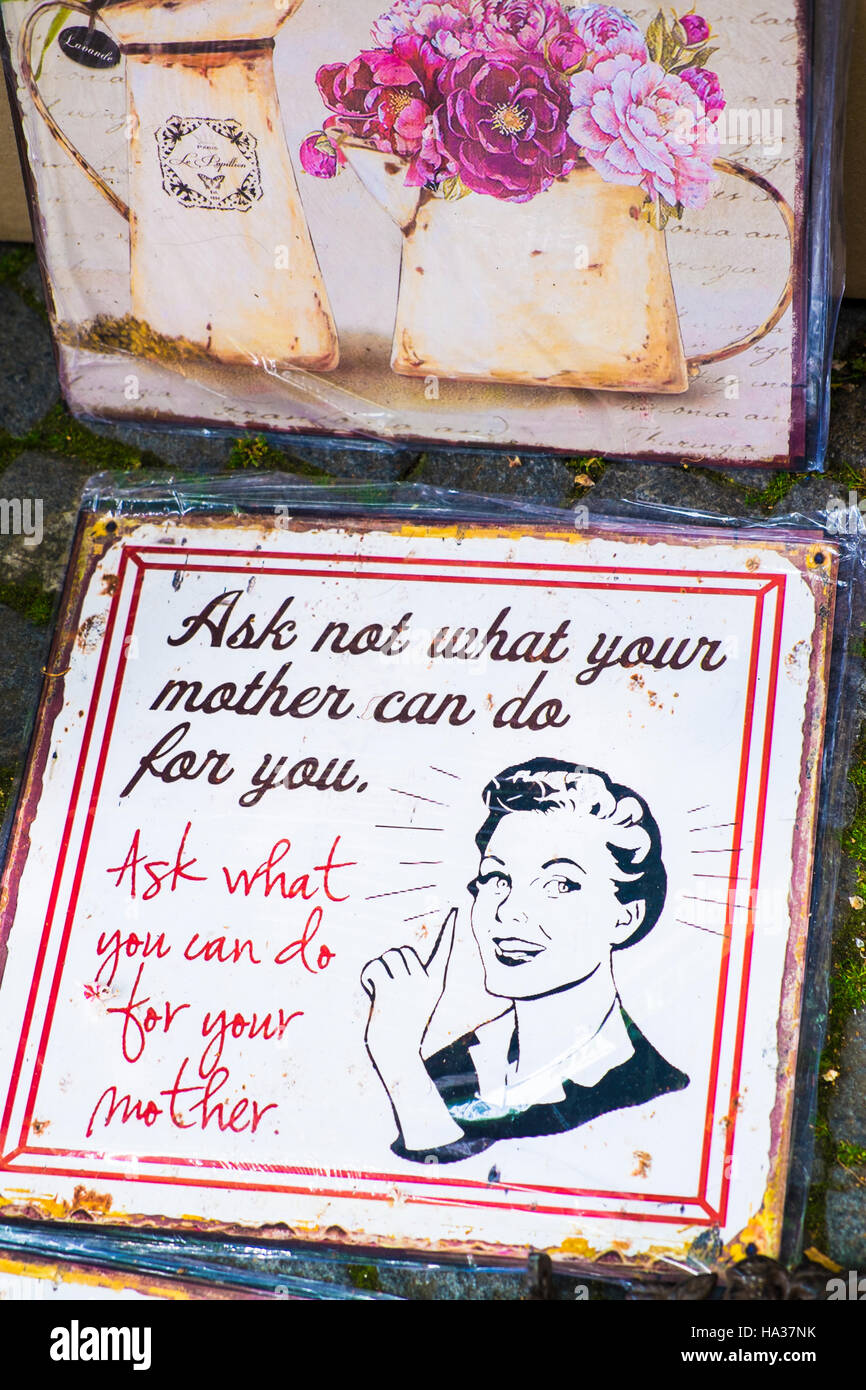 Vintage-Stil Blechschilder zum Verkauf an Stuttgart Frühjahr floh Markt einer von ihnen sagen: Frage nicht was deine Mutter tun kann für Sie, zu Fragen, was Sie tun können Stockfoto