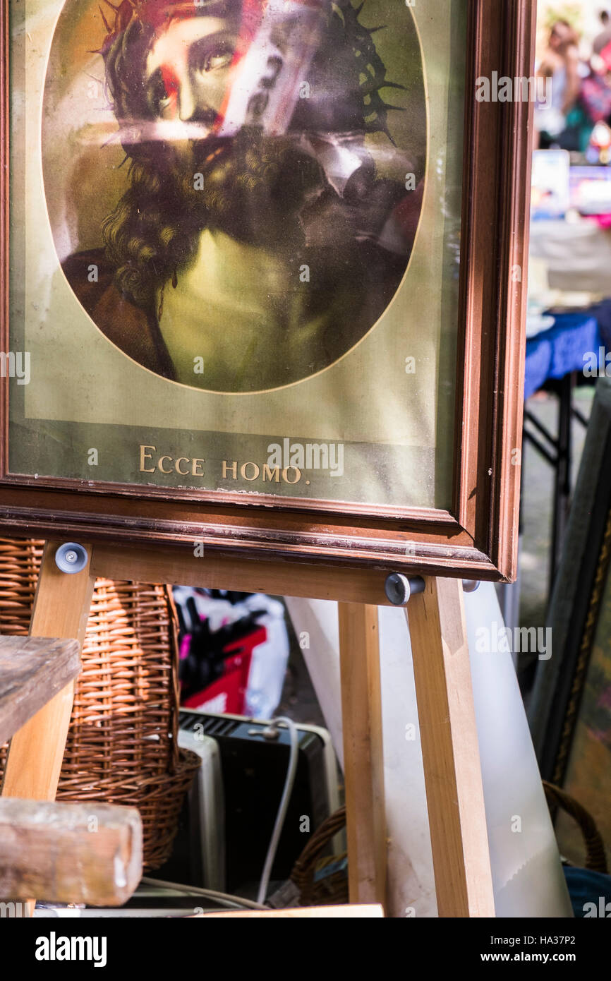 gerahmten Druck zeigt Jesus Christus trägt eine Krone aus Dornen mit den Worten: Ecce Homo als Beschriftung, Stuttgart-Frühlings-Flohmarkt Stockfoto