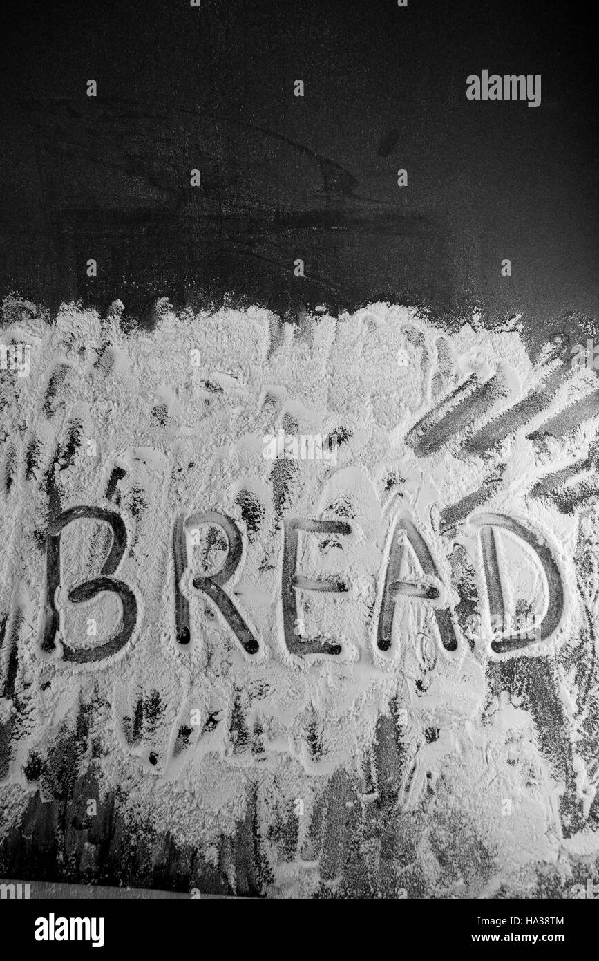 Das Wort Brot Mehl auf Tabelle geschrieben. Stockfoto