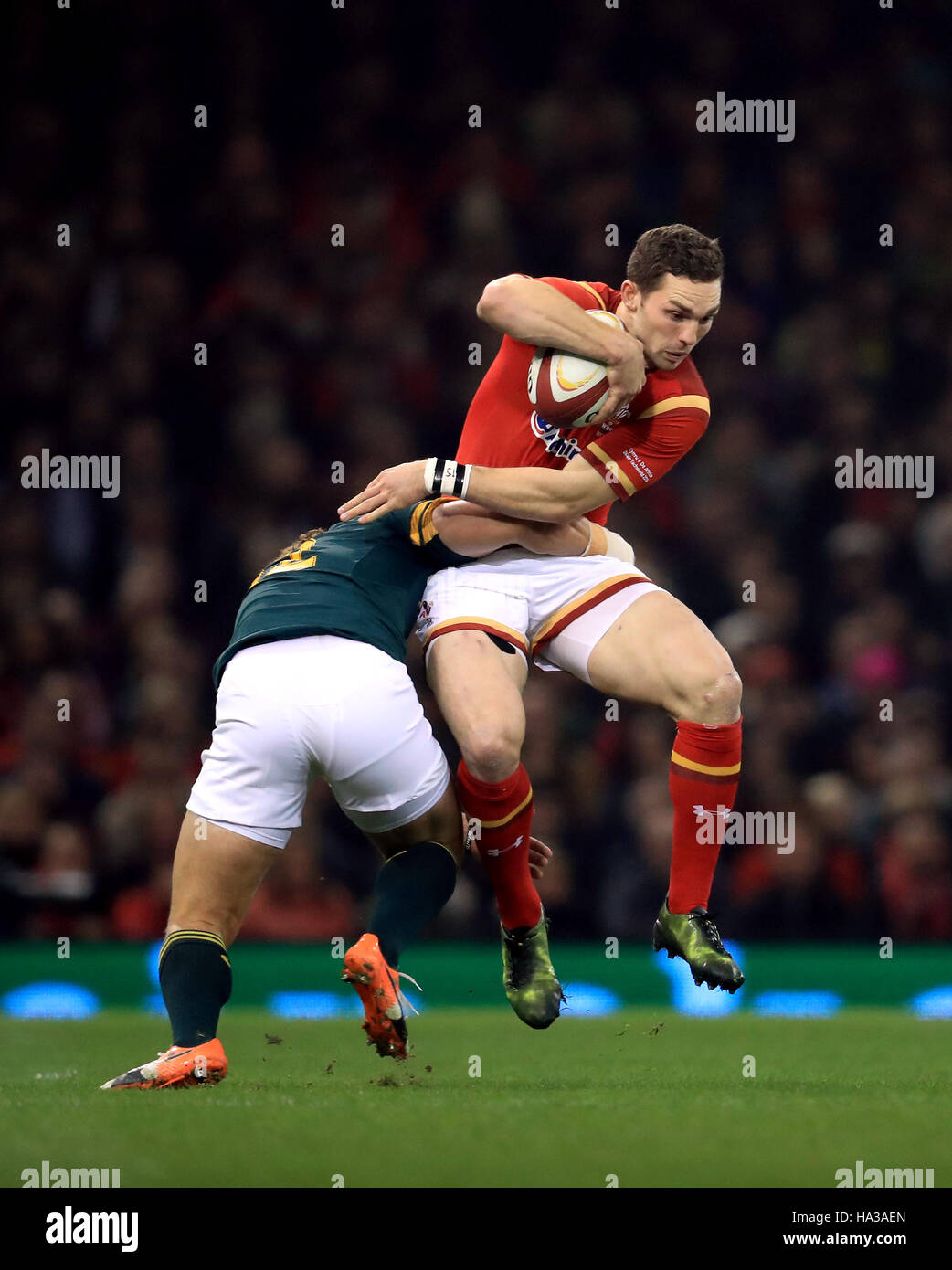 Südafrikas Rohan Janse van Rensburg befasst sich mit George North Wales während des Spiels Herbst International im Fürstentum Stadium, Cardiff. Stockfoto