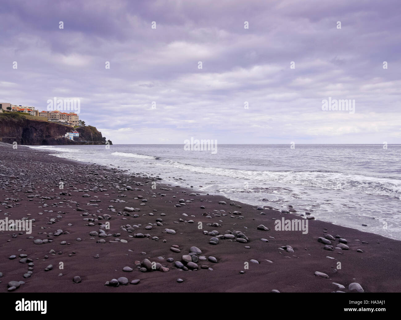 Portugal, Madeira, Sao Martinho, Blick auf den Praia Formosa. Stockfoto
