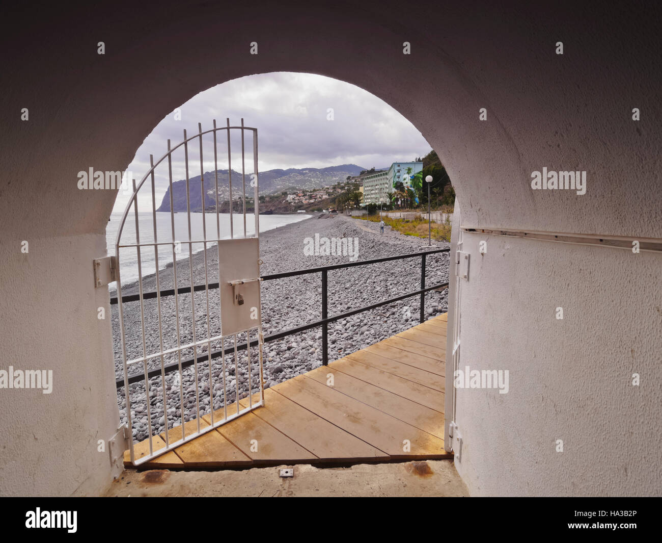 Portugal, Madeira, Sao Martinho, Blick auf den Praia Formosa. Stockfoto