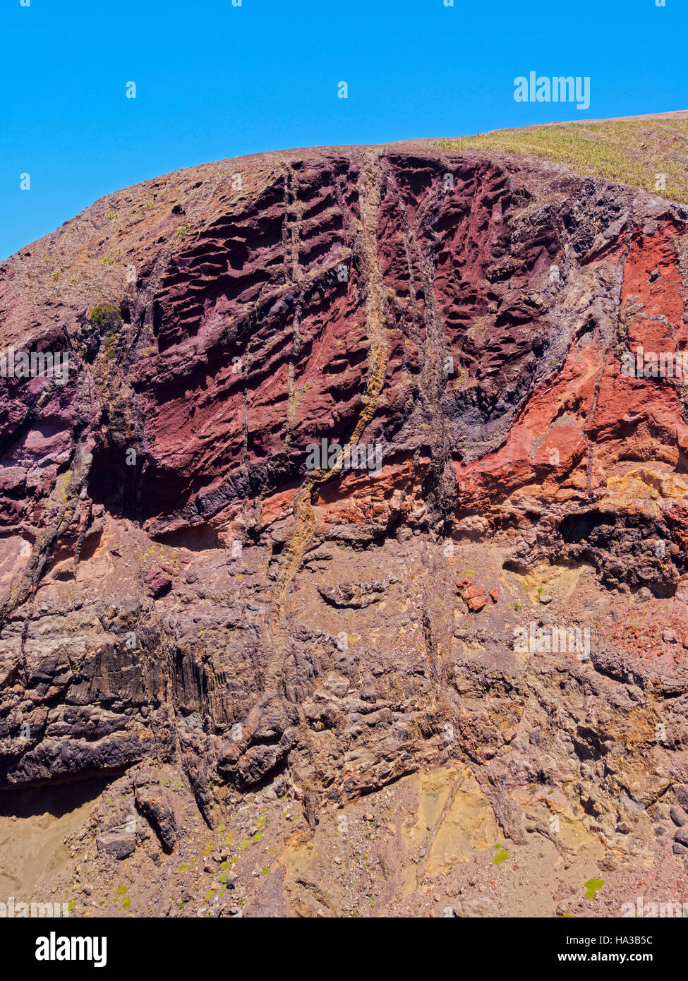 Portugal, Madeira Inseln, Porto Santo, bunten Querschnitt der vulkanische Formation in der Nähe von Ponta da Canaveira. Stockfoto