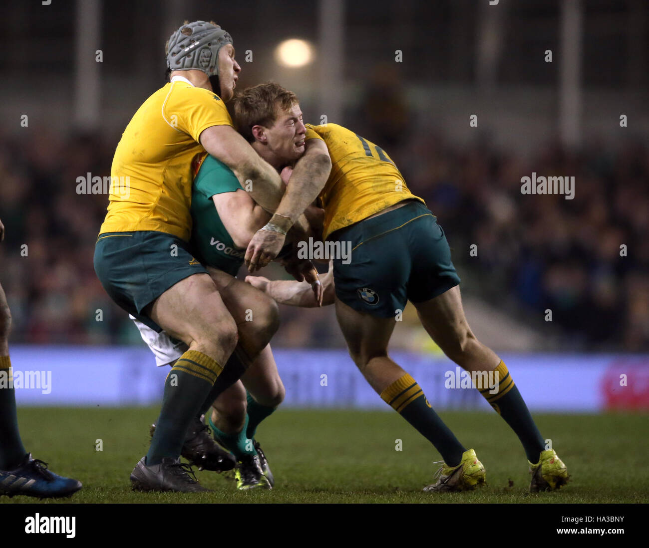 Irlands Kieran Marmion durch David Pocock und Reece Hodge Australiens während des Spiels Herbst International im Aviva Stadium Dublin in Angriff genommen wird. Stockfoto