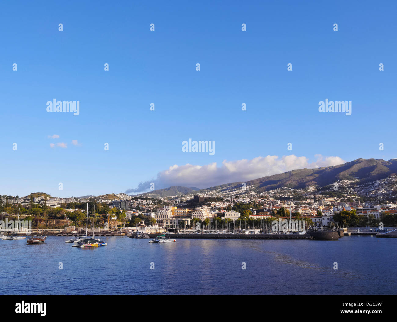 Portugal, Madeira, Funchal, Stadtbild von der Fähre Auslaufen aus dem Hafen betrachtet