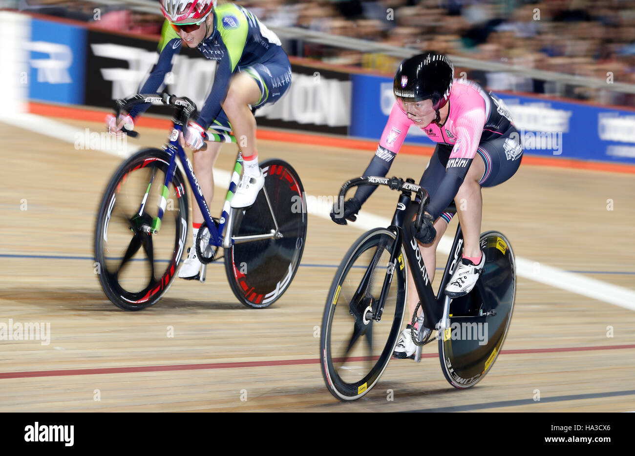 Neah Evans (rechts) vom Podium Ambition pb gewinnt Club La Santal in die Elite Frauen Meisterschaft Omnium Beseitigung von Elinor Barker Matrix Fitness RT, in Runde eins der Revolution Serie Champions League am Radfahren National Centre, Manchester. Stockfoto