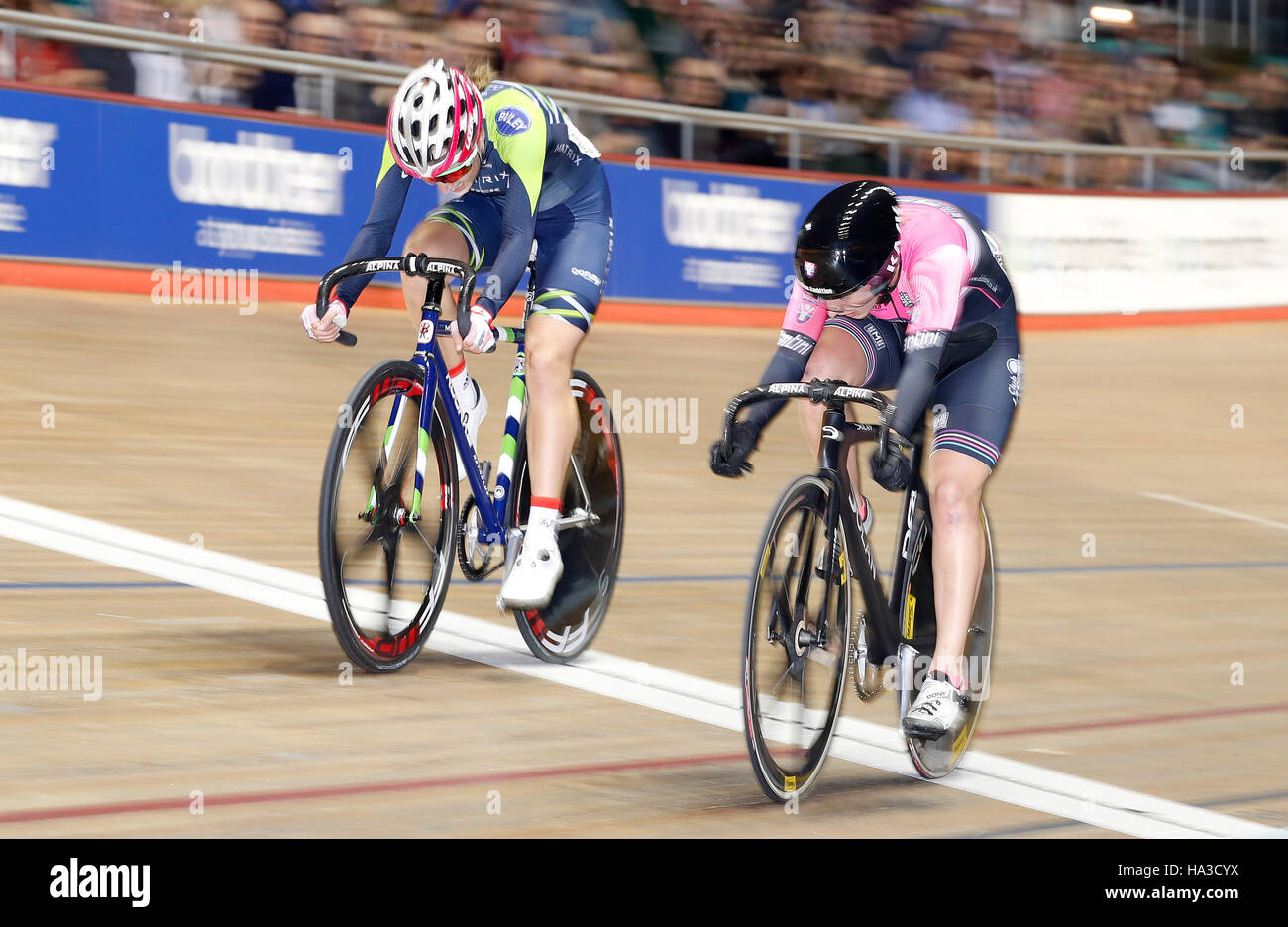 Neah Evans (rechts) vom Podium Ambition pb gewinnt Club La Santal in die Elite Frauen Meisterschaft Omnium Beseitigung von Elinor Barker von Matrix Fitness RT in Runde eins der Revolution Serie Champions League am Radfahren National Centre, Manchester. Stockfoto