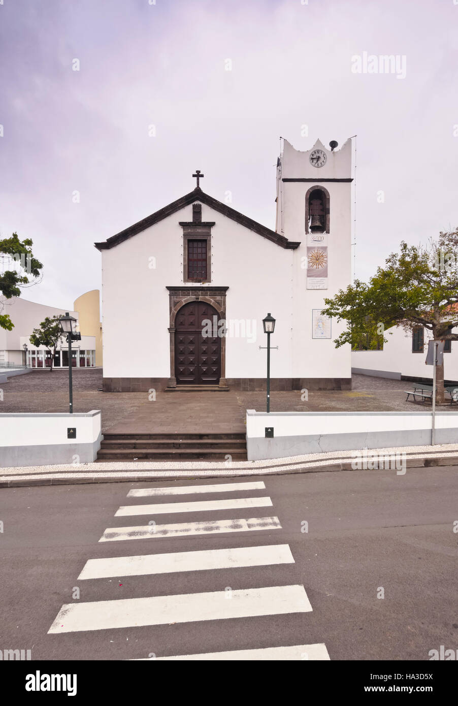 Portugal, Madeira, Blick auf die Kirche in Santana. Stockfoto