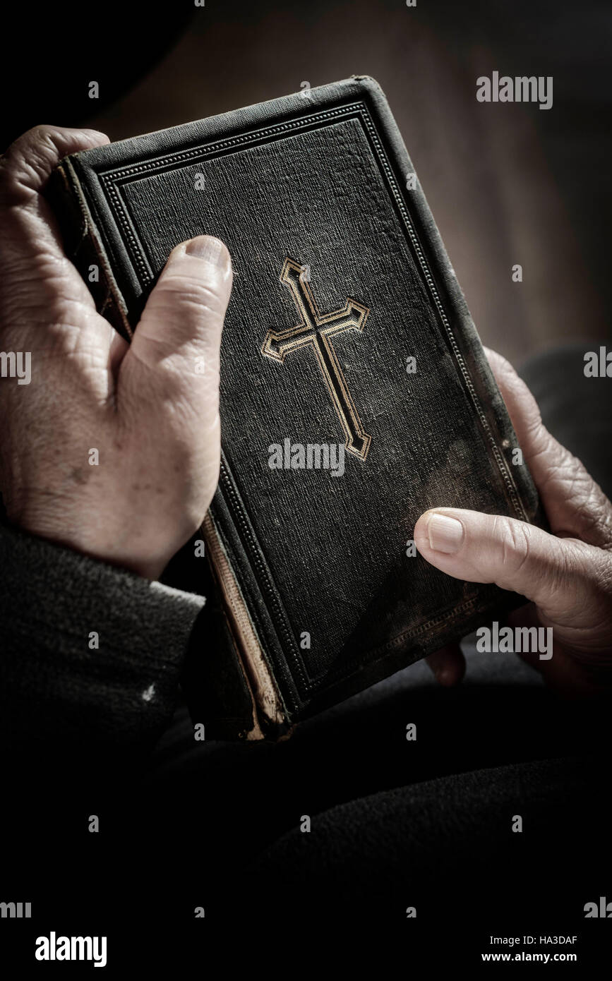 Frau hält alte Heilige Bibel-Close-up Stockfoto
