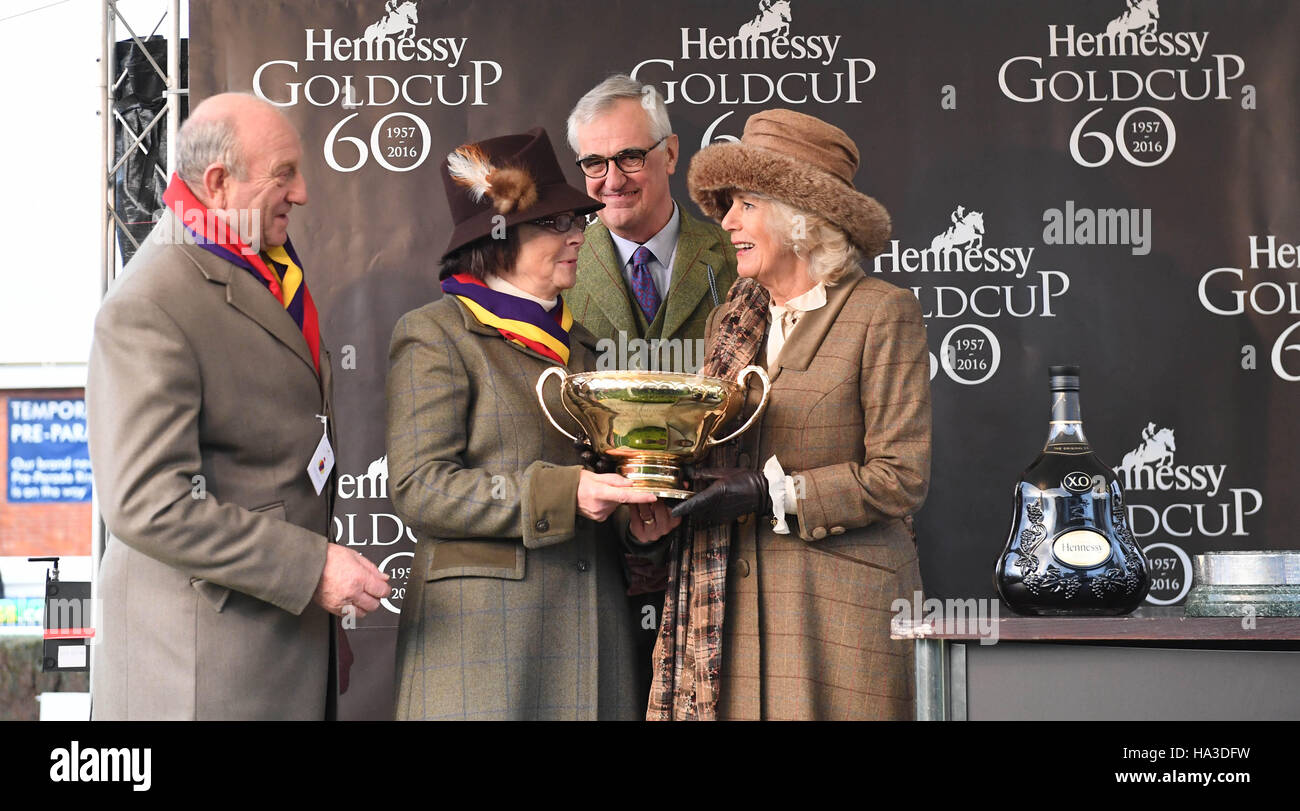 Die Herzogin von Cornwall präsentiert einen Pokal für das Siegerteam der Hennessy Gold Cup Steeple Chase Rennen laufen tagsüber Hennessy Gold Cup von bet365-Festival in Newbury Racecourse. Stockfoto